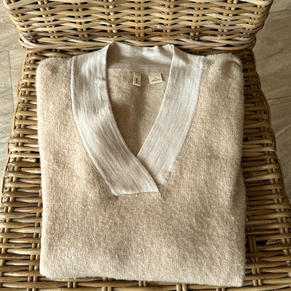 MOTH LIGHTWEIGHT Sweater